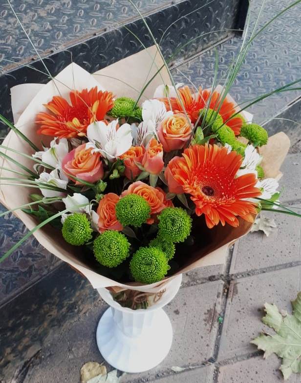 Букет цветов из: Герберы, Хризантемы, Альстромерии и Розы в Новоржеве