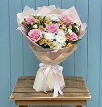 Букет цветов из:  Гвоздики, Орхидеи и Розы в Новоржеве
