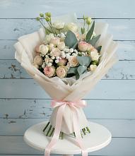 Букет цветов из:  Розы и Лизиантусы в Новоржеве