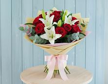 Букет цветов из:  Лилии и Розы в Новоржеве