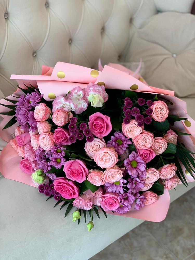 Букет цветов из: Хризантемы, Розы и Лизиантусы в Новоржеве