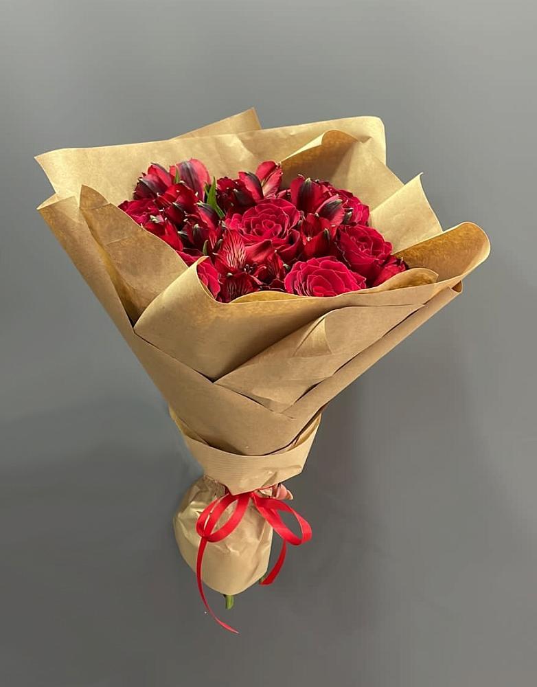 Букет цветов из: Альстромерии и Розы в Новоржеве