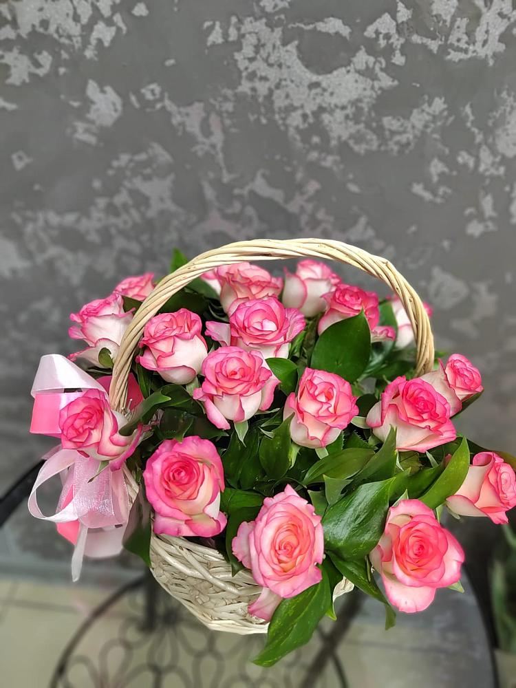 Цветочная композиция из Розы в корзине в Новоржеве