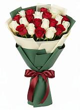 Букет Микс из красных и белых роз в Новоржеве