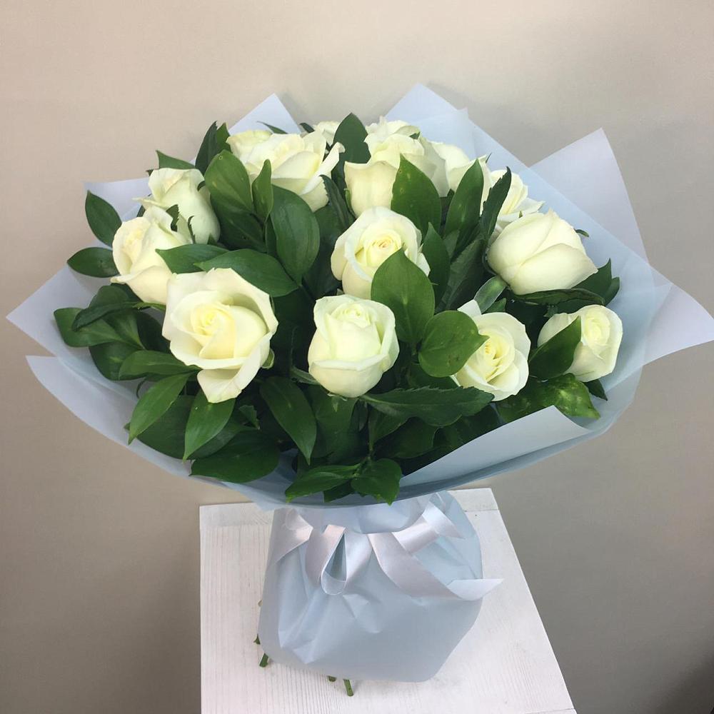 Букет 15 Белых роз Проуд в Новоржеве