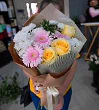 Букет цветов из:  Герберы, Розы и Хризантемы в Новоржеве