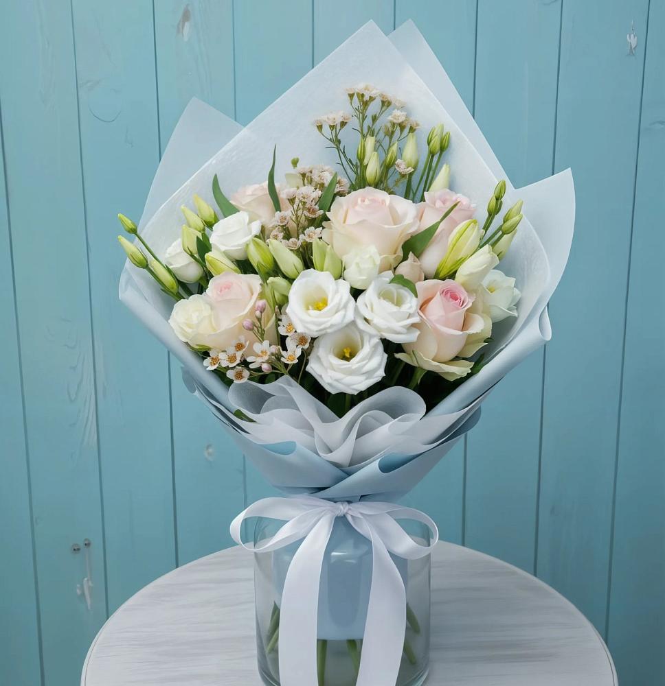 Букет цветов из: Розы и Лизиантусы в Новоржеве