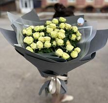 Букет Белые кустовые розы Солинеро в Новоржеве