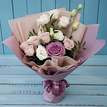Букет цветов из:  Розы и Лизиантусы в Новоржеве