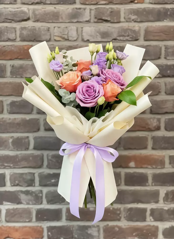 Букет цветов из: Лизиантусы и Розы в Новоржеве