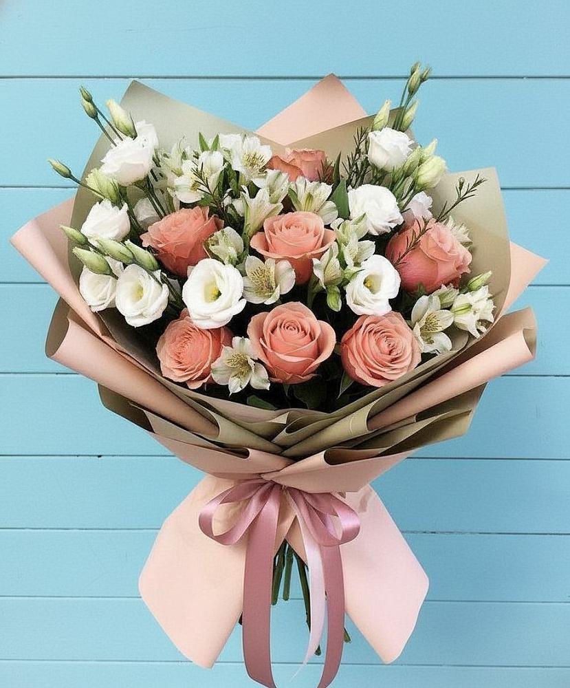 Букет цветов из: Розы, Альстромерии и Лизиантусы в Новоржеве