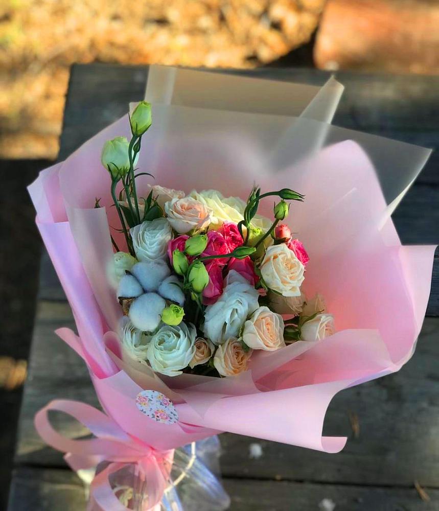 Букет цветов из: Розы и Лизиантусы в Новоржеве