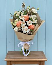 Букет цветов из:  Альстромерии, Лизиантусы, Розы и Хризантемы в Новоржеве