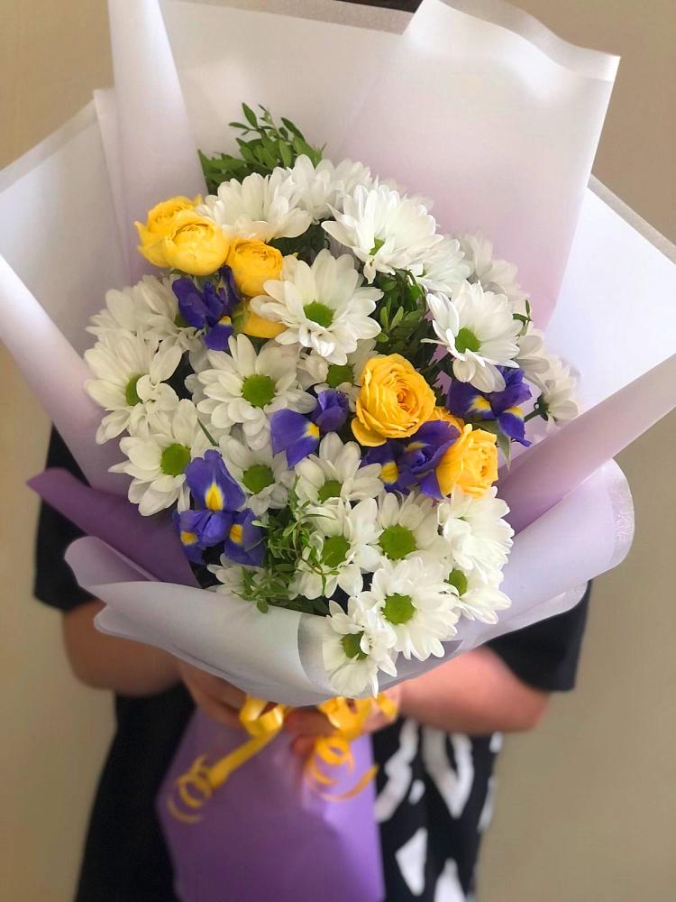 Букет цветов из: Ирисы, Хризантемы и Розы в Новоржеве