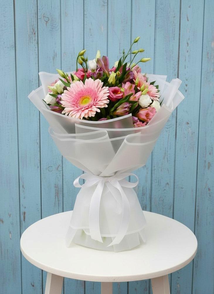 Букет цветов из: Герберы, Альстромерии и Лизиантусы в Новоржеве