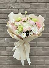Букет цветов из:  Гвоздики, Розы, Лизиантусы и Хризантемы в Новоржеве