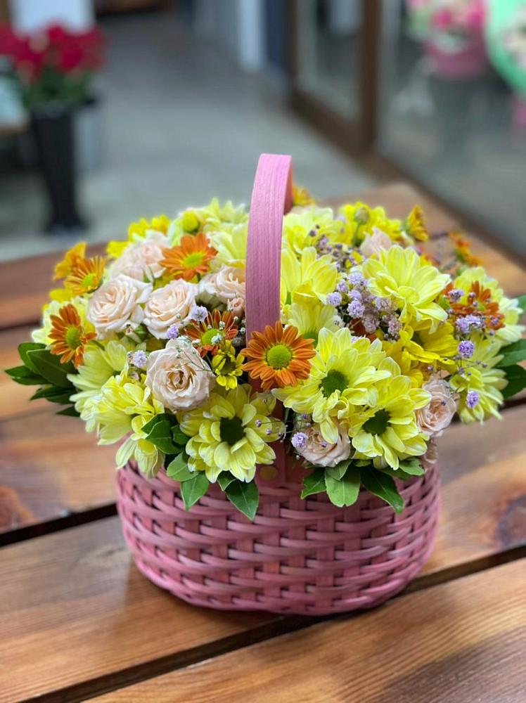Цветочная композиция из Хризантемы и Розы в корзине в Новоржеве