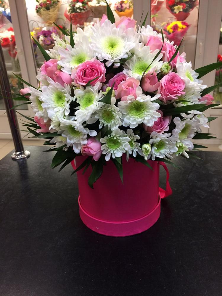 Цветочная композиция из Розы и Хризантемы в шляпной коробке в Новоржеве