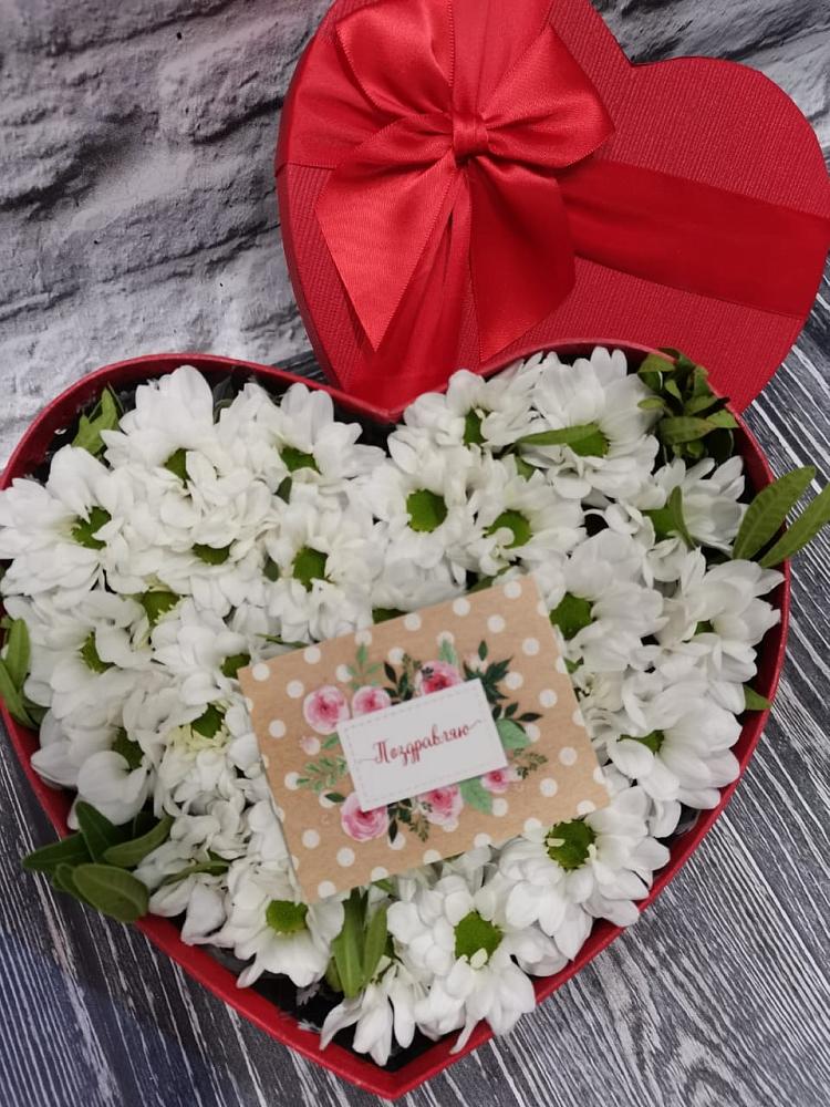 Цветочная композиция из Хризантемы в виде сердца в Новоржеве