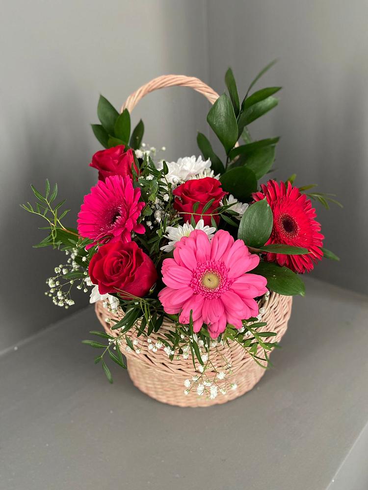 Цветочная композиция из Розы, Хризантемы и Герберы в корзине в Новоржеве