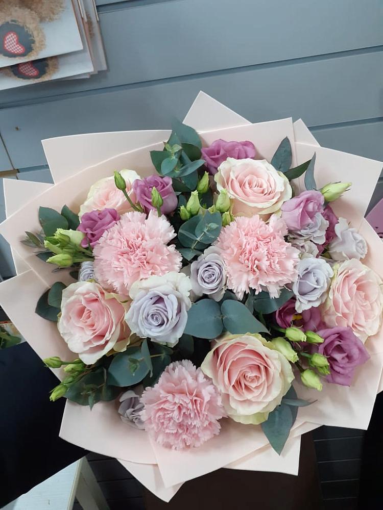 Букет цветов из: Розы, Гвоздики и Лизиантусы в Новоржеве