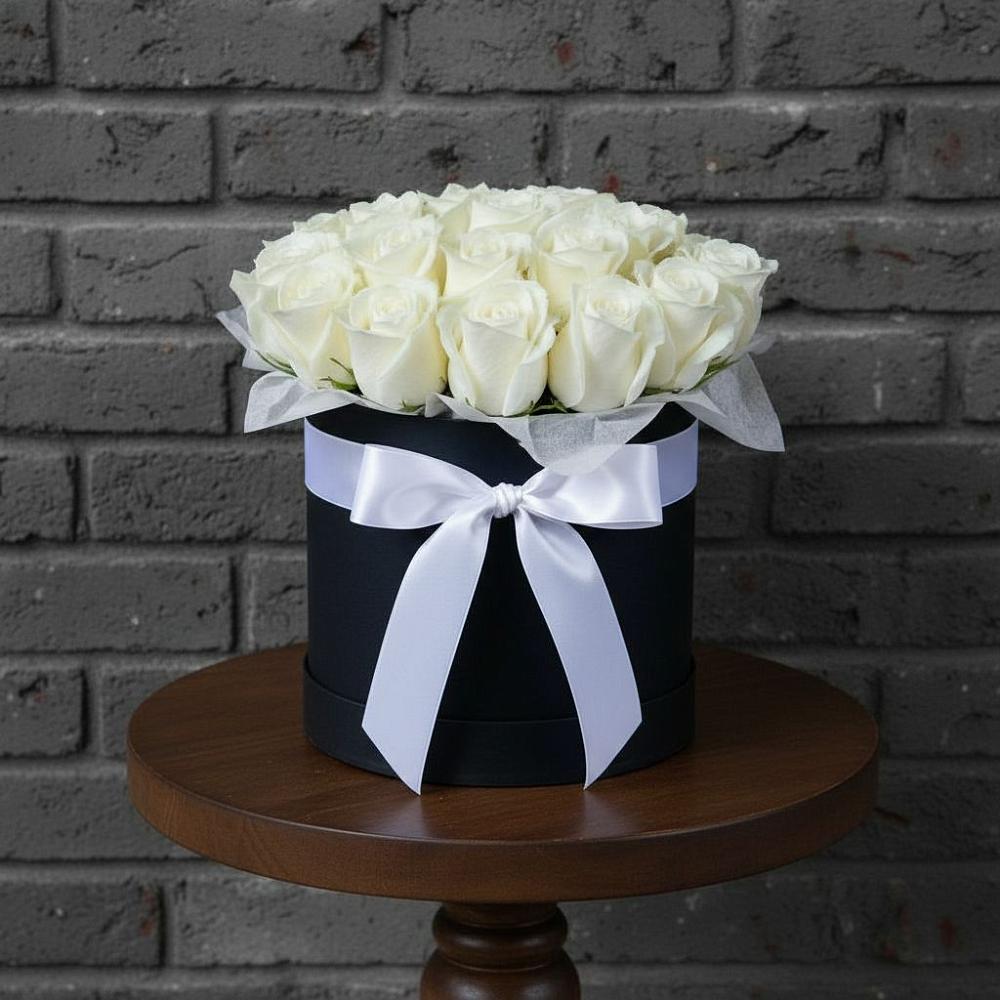 Цветочная композиция из Розы в шляпной коробке в Новоржеве