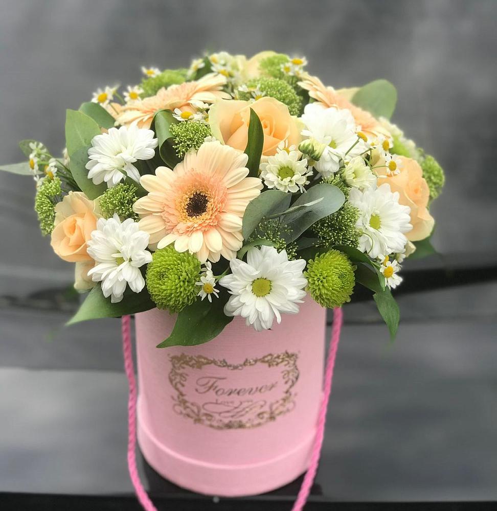 Цветочная композиция из Розы, Герберы и Хризантемы в шляпной коробке в Новоржеве