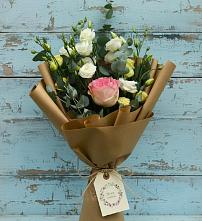 Букет цветов из:  Розы и Лизиантусы в Новоржеве