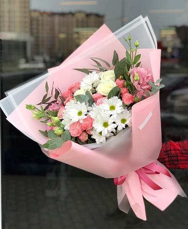 Букет цветов из: Розы, Лизиантусы и Хризантемы в Новоржеве