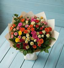 Букет Микс из разноцветных кустовых роз в Новоржеве