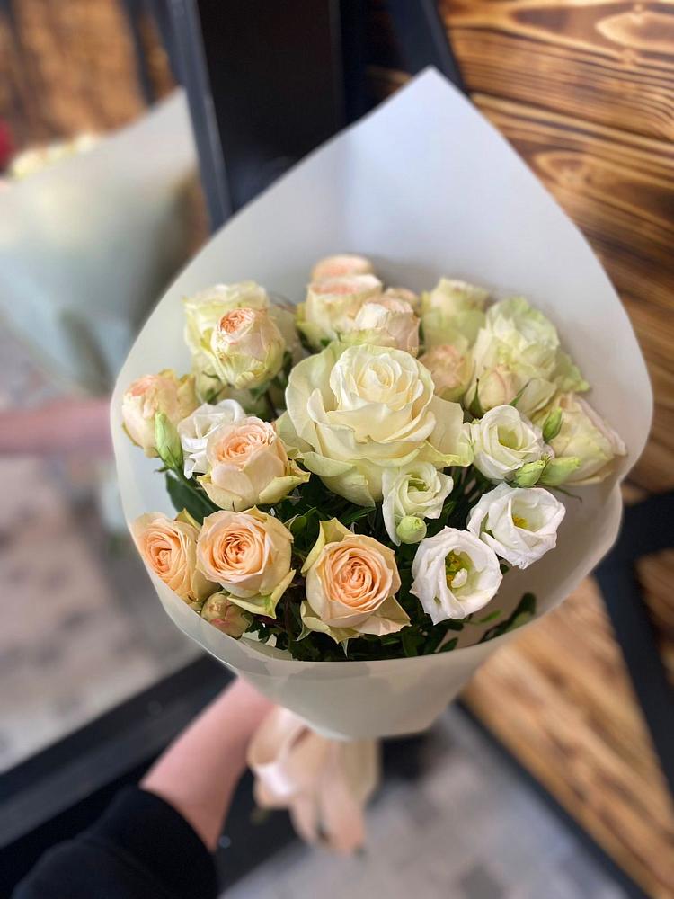 Букет цветов из: Розы и Лизиантусы в Новоржеве