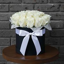 Цветочная композиция из Розы в шляпной коробке в Новоржеве