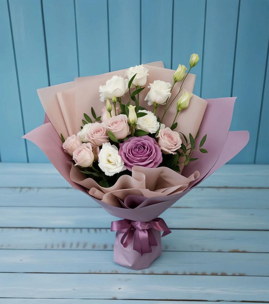 Букет цветов из: Розы и Лизиантусы в Новоржеве